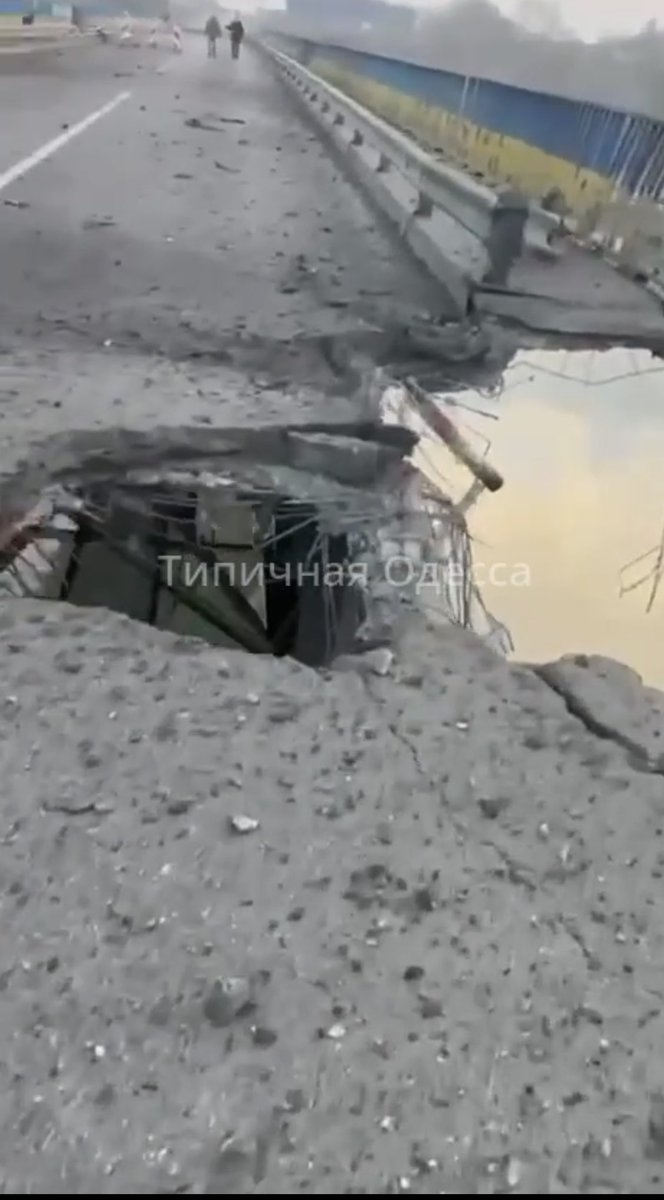 ❗️ Il ponte a Mayaki, nella regione di Odessa, a partire da questa mattina - prima di un nuovo impatto durante il giorno.

Il suono è stato rimosso per motivi etici - molta terminologia volgare, che caratterizza vividamente lo stato del cavalcavia.