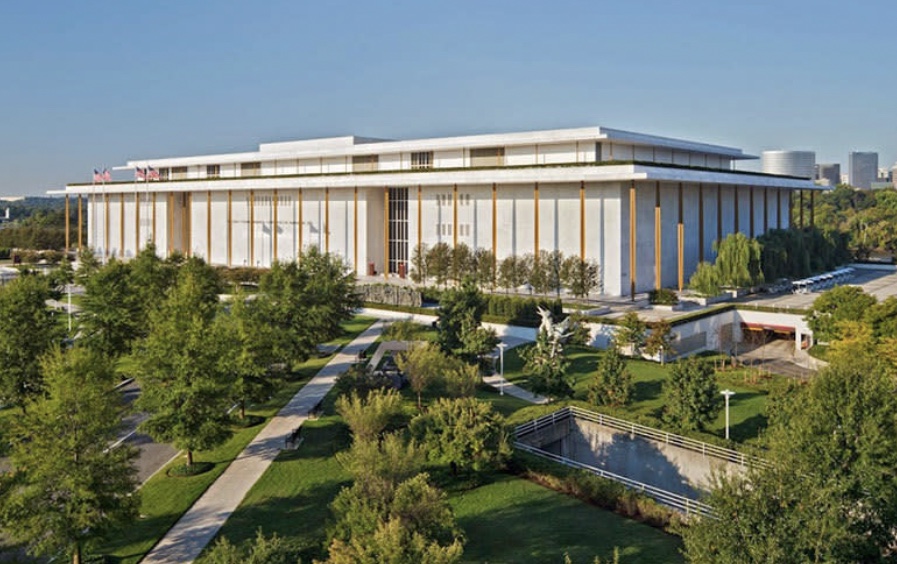 "John and Jaqueline Kennedy had class. Donald and Melania do not. John Kennedy was a war hero. Donald Trump is a draft dodger. John Kennedy was a great president. Donald Trump is the worst in American history."

steveschmidt.substack.com/p/donald-trump…