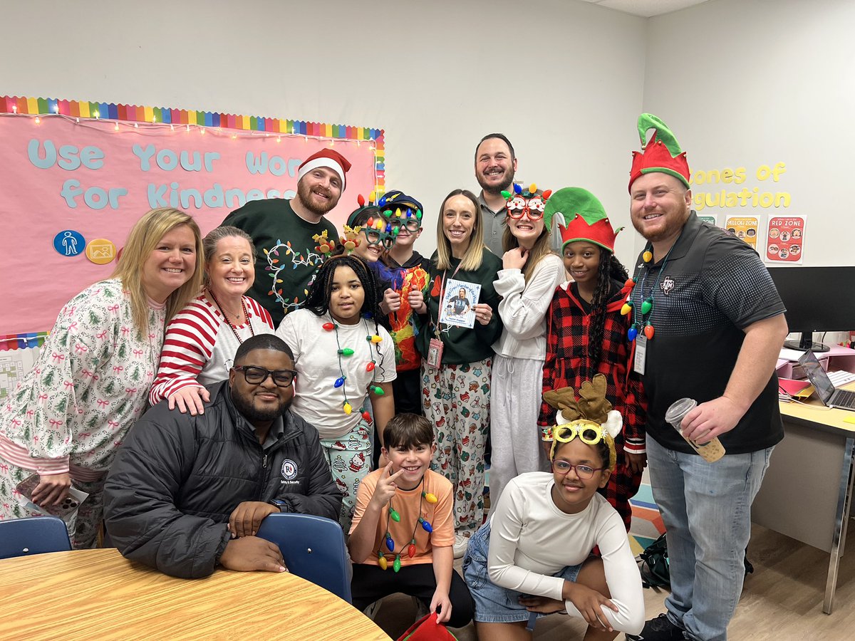RLErockets1's tweet photo. A HUGE congratulations to our✈️Flight Crew Members of the Week✈️, our outstanding 3rd grade teacher, Ms. Williamson, and our wonderful SLP, Ms. Duggan! We are so lucky to have you both on our crew! ✨🩵🚀💛 We’re also celebrating our next Flight Crew Class of the Week, Mrs. Smith’s Kindergarten class!!! Congratulations on always showing our core values wherever you are in the building!! Congratulations to all! 🩵🚀💛 @billgattus