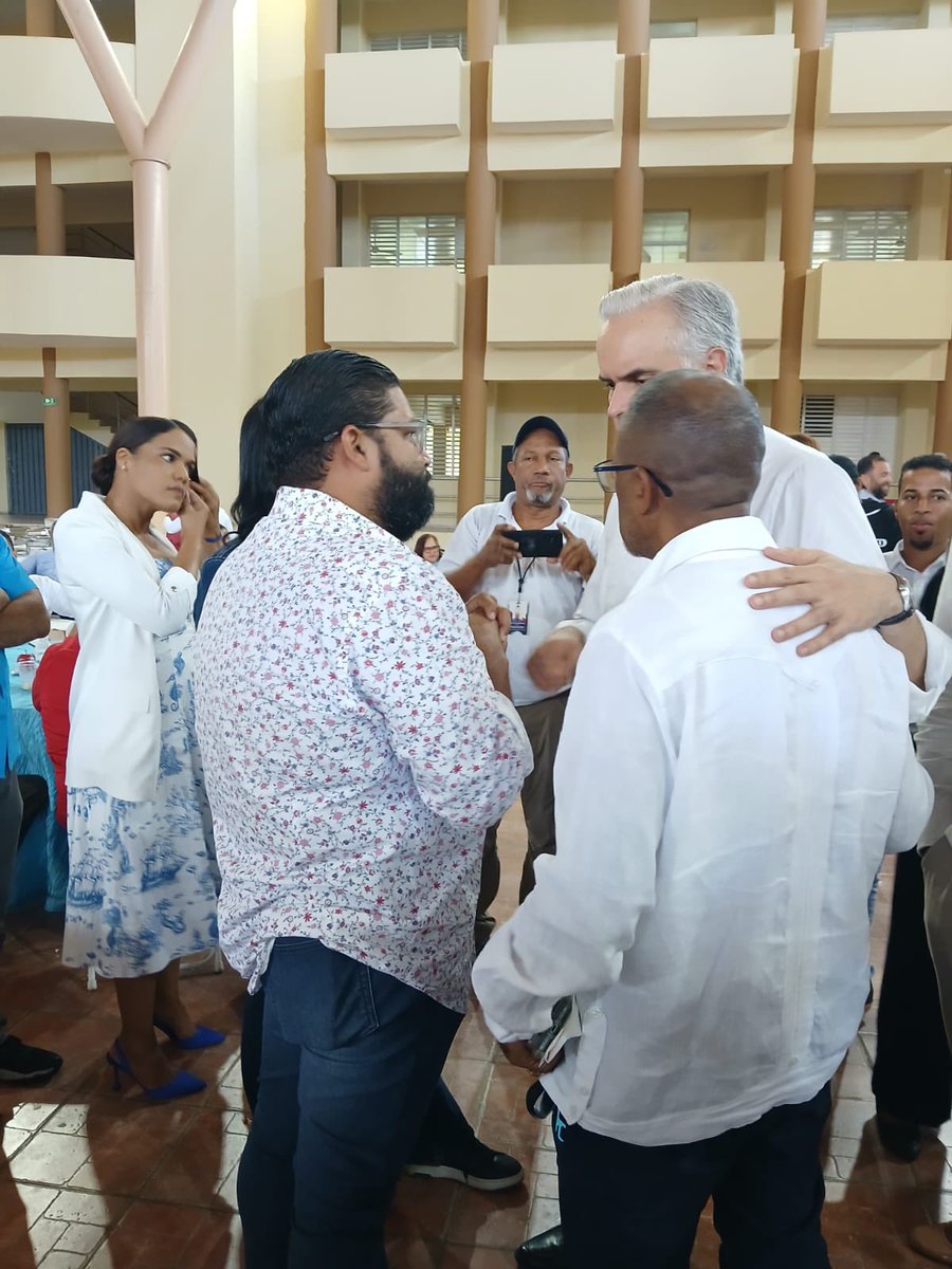 Ayer, en la provincia María Trinidad Sánchez, tuve la oportunidad de conversar brevemente con el ministro de <a href="/EducacionRDo/">Ministerio Educación RD</a>, <a href="/LMDECAMPS/">Luis Miguel De Camps</a>, tras la inauguración de la Escuela de El Barro, en El Factor, y el almuerzo navideño con líderes comunitarios.

Siempre será un honor coincidir