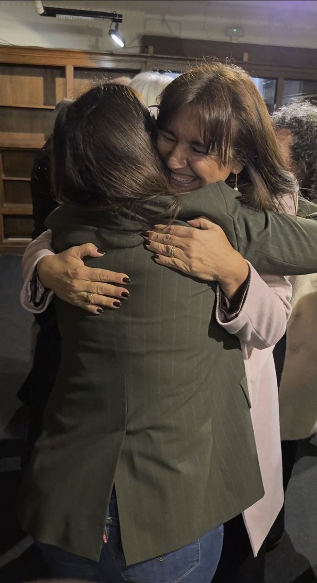 LauraBorras's tweet photo. “La llengua no és pas un accident, és una manera de viure”, Caterina Albert

Ahir a la @casadeculturagi vam inaugurar l’exposició de @fundemcat “Som el que parlem. La nostra llengua, el nostre país”. Hi vaig fer la conferència “La llengua catalana: herència i repte” davant d’un públic que va omplir la biblioteca a vessar i fins i tot va quedar gent dreta -ho sentim moltíssim!-. Amb les la vicealcaldessa @GemmaGeis i la regidora de política lingüística @nriquelmezurita i l’apunt final de Jordi Mas.
Arrenca així la itinerància de l’exposició, que disposa de codis QR, adaptació en llenguatge Braille i també en llengua de signes catalana i un contingut complementari en web, que volem fer arribar arreu del país i de la nació completa. Combatre els discursos subalterns i colonitzats, i recuperar l’autoestima i la consciència nacional catalana és una tasca urgent.

Gràcies a tothom que ho ha fet possible, al president de @jxcatGirona @pere_68 i tot l’equip de @JuntsGirona, a l’alcaldessa @MartaMadrenas, a la regidora de llengua de Terrassa @Montcau , a la de gent de @JuntsL, La Bisbal, la gent de @MovEsquerresCat @melibarberor @XuanSala Unescocat, @cbonaventura @QuimCurbet @MPeraferrer @JordiMonros @BielCG99 @DimoniBcn @xavi_orno les flors amb els colors de la senyera de @SuredaMassa i a tots els assistents que no puc etiquetar i recordeu que això només comença! Continuarà… 😉