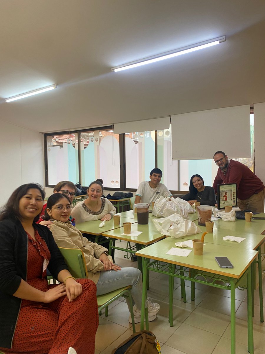 Los alumnos del CFGS de 1° y 2° despiden el trimestre y celebran juntos la Navidad. Un precioso momento para compartir, conocerse y crear recuerdos. 
#CFGS #colegiosHHCC #EducaciónVicenciana