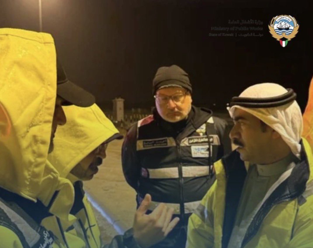 وكيل وزارة الأشغال العامة بالتكليف عيد الرشيدي قام بجولة ميدانية في مدينة صباح الاحمد للوقوف على سير الاعمال في جميع المواقع ومتابعة سحب تجمع المياه في المدينة والحالة المطرية في المنطقة الجنوبية 