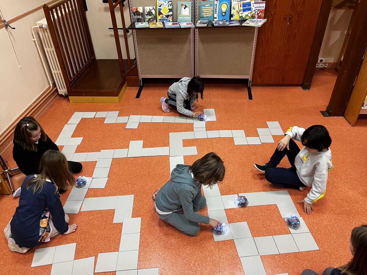 Numerique92's tweet image. Après avoir étudié les légendes de la mythologie grecque, les élèves de CE1 des Bruyères à Sèvres guident leurs robots à travers le labyrinthe de Dédale !
✅ Représentation dans l’espace
✅ Stratégie
✅ Anticipation
✅ Coopération
#ERUN92 #programmation #Robotique