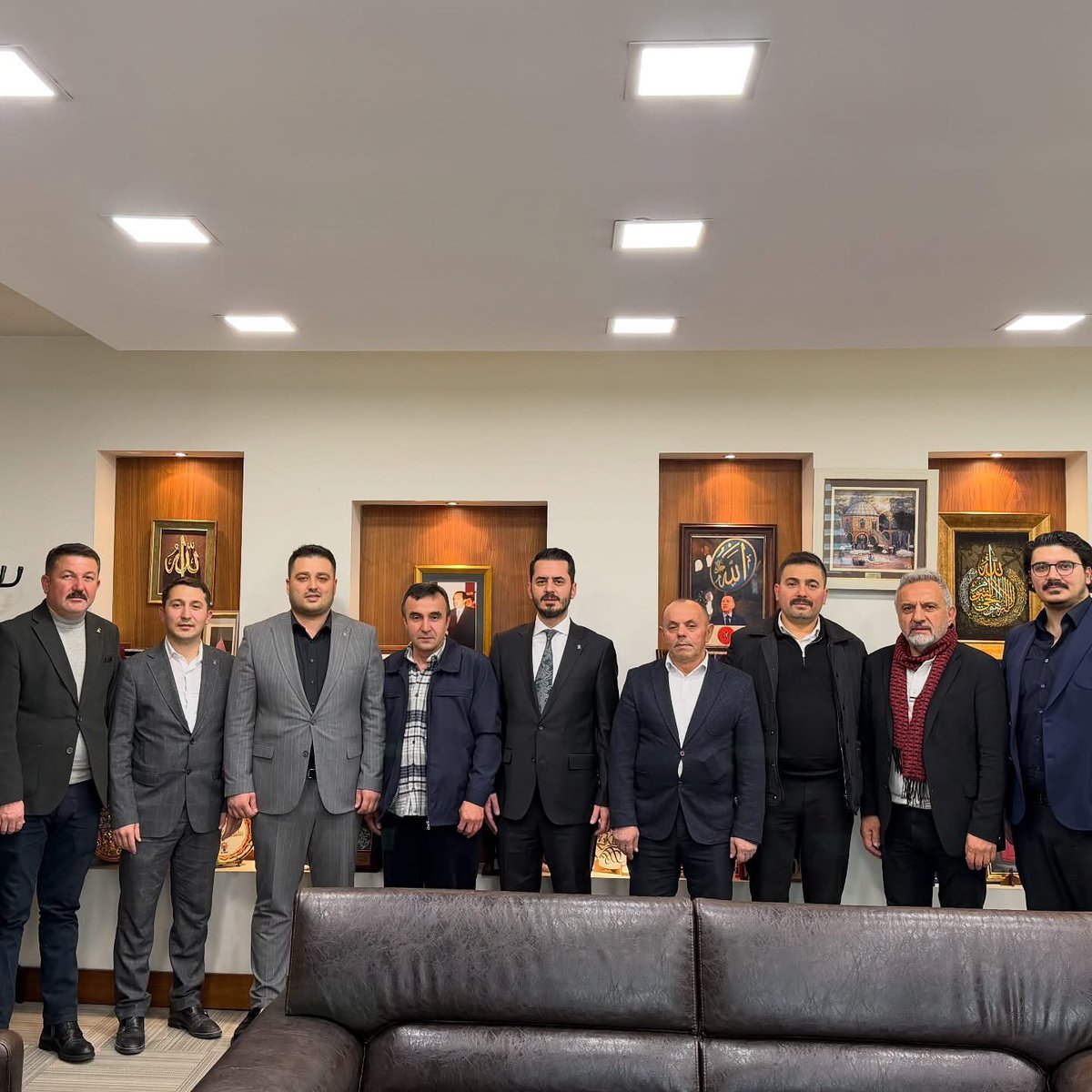 İlçe Başkanlığımıza gelerek bizleri ziyarette bulunan Giresun Espiye İlçe Başkanımız Samet Önal, Giresun İl Genel Meclis Üyemiz Eşref Bayrak, Giresun Espiye İlçe Teşkilat Başkanımız Ahmet Bekçi ve Bursa Giresun Espiyeliler Derneği Başkanımız Abdullah Beşli’yi ağırladık. Nazik