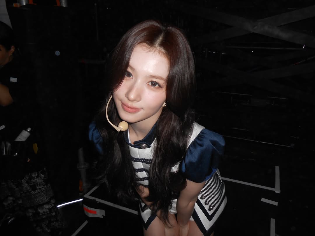 PopCrave's tweet image. Sana of #TWICE stuns in new photos from behind-the-scenes of the group’s Bangkok concerts.