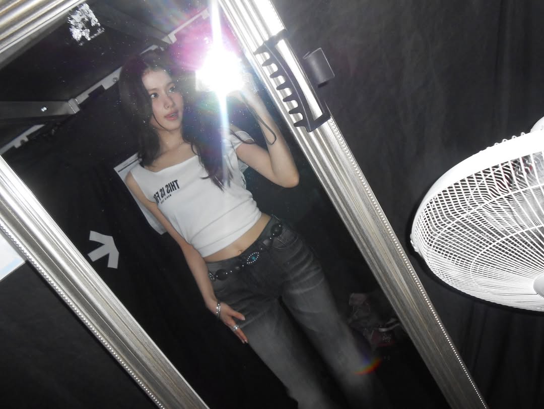 PopCrave's tweet image. Sana of #TWICE stuns in new photos from behind-the-scenes of the group’s Bangkok concerts.