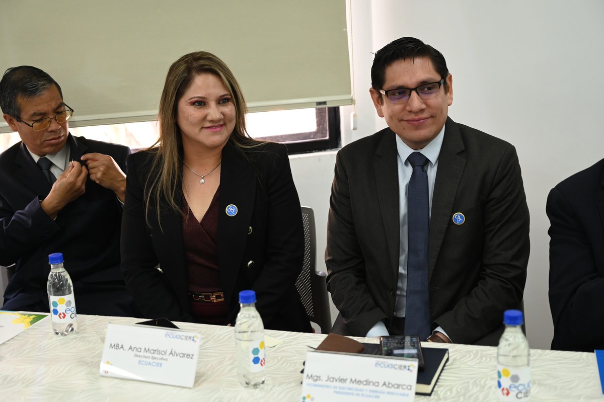 📌 Cierre de jornada institucional
#ECUACIER presentó su video institucional y la nueva imagen corporativa, reflejo de evolución, visión de futuro y un liderazgo femenino que impulsa una gestión moderna y estratégica para el sector eléctrico. ⚡
#LiderazgoFemenino