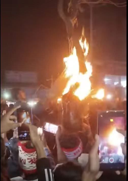 IrfanNayan1's tweet photo. @realDonaldTrump @DonaldJTrumpJr @elonmusk @UN @RedCross @cnnbrk @CNN @BBCNews @Telegraph @CNBC @FoxNews @JDVance @narendramodi @AJEnglish @PressSec @SkyNews 
The victim is a Hindu male brutally beaten then tied with the tree and burnt alive because of his religious view https://t.co/qNVuwKSgvQ