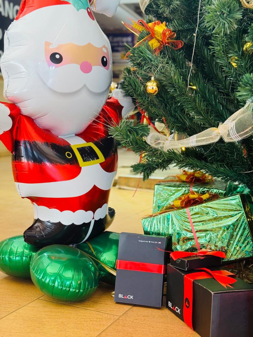 EstherAudrey_'s tweet photo. Wait, there are more BLACK boxes at different places 🤭
Hey @blacklyfug, do these gifts belong to specific people or I can just pick one and go with it 😂?
#BLACKUnderTheTree #EveryGiftIsBLACK https://t.co/8A9XL0PDcP