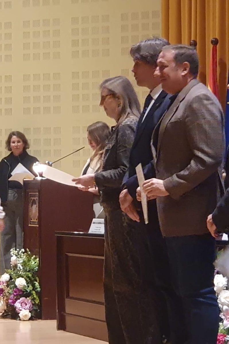 Lopez_Noguero's tweet photo. El pasado lunes fue un día muy grato y emocionante, ya que la Universidad @pablodeolavide me hizo entrega de un Reconocimiento a la Excelencia Docente.
Seguiremos comprometidos por una #educacionpública y de calidad... ahora y siempre https://t.co/DxhepRGs4G