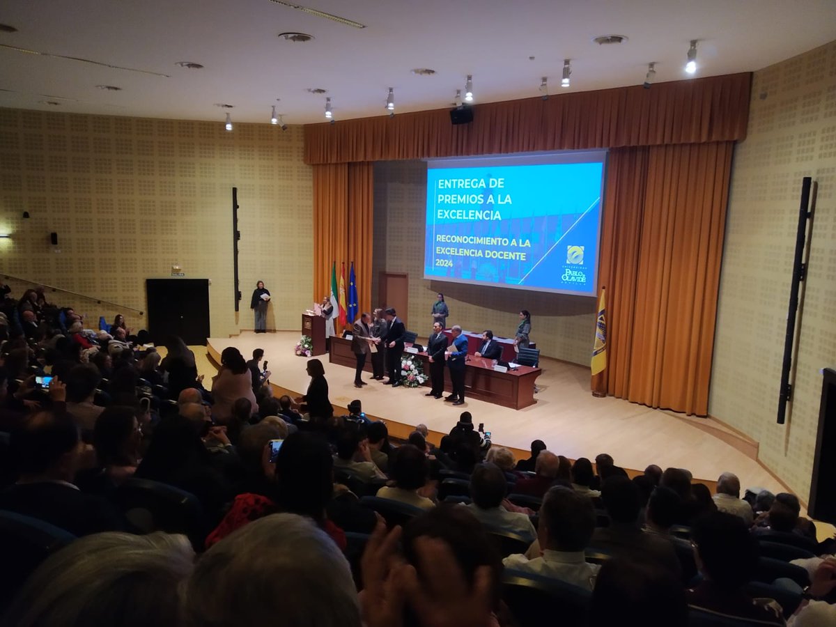 Lopez_Noguero's tweet photo. El pasado lunes fue un día muy grato y emocionante, ya que la Universidad @pablodeolavide me hizo entrega de un Reconocimiento a la Excelencia Docente.
Seguiremos comprometidos por una #educacionpública y de calidad... ahora y siempre https://t.co/DxhepRGs4G