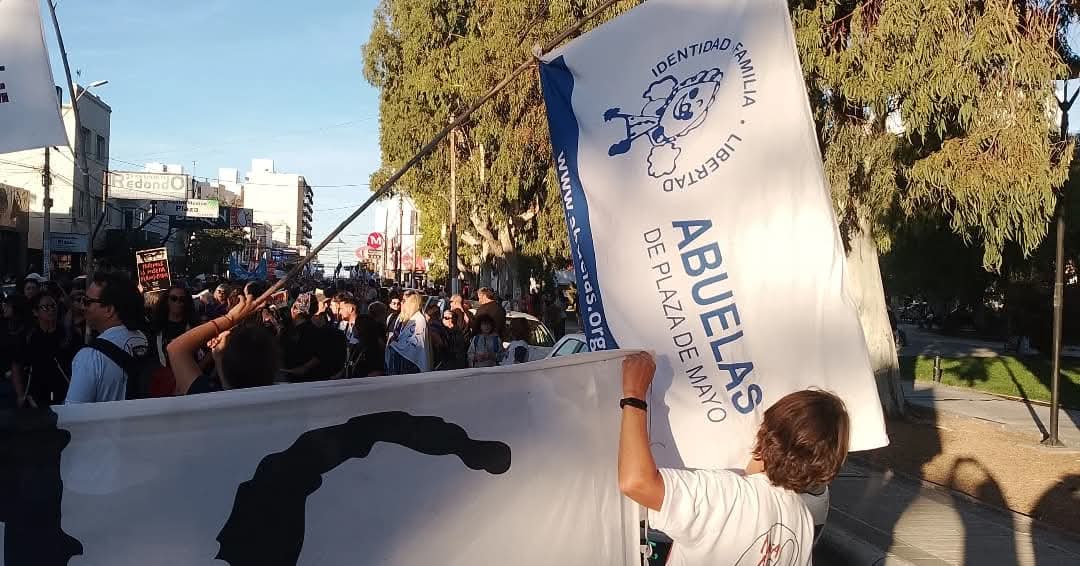 HijxsMadryn's tweet photo. Última reunión 2025 balance de las actividades y planificación 2026, serán 50 años del Golpe y lucha con el ejemplo inmenso de @abuelasdifusion. Integramos Nodo #RedxlaidentidadCostayValleChubut continuamos divulgando  la búsqueda de lxs Nietxs 
Lxs Nietxs nos faltan a Todxs https://t.co/IZ4LE28Pd5