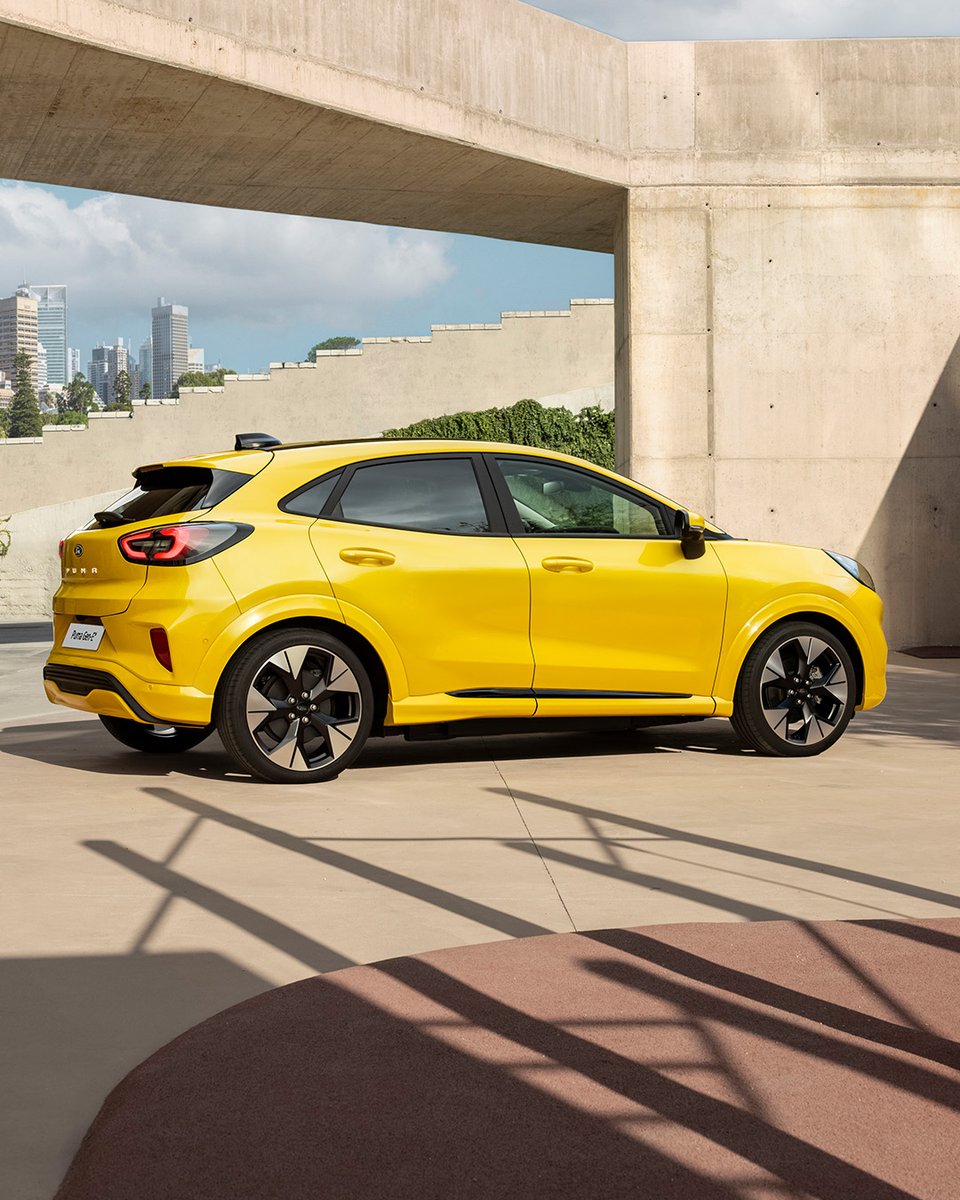 fordturkiye's tweet photo. Dikkat! Gözleriniz kamaşabilir! 💛⚡
%100 elektrikli Puma Gen-E®️, enerjisi ve sıra dışı tarzıyla sahnede. 😎
#FordTürkiye #PumaGenE #ElektriğinFordÇağı https://t.co/EPf5QIVMbt