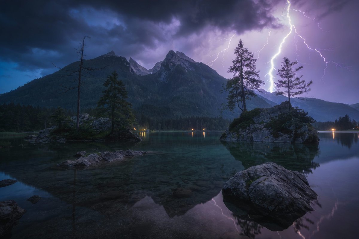 p_chusaengsri's tweet photo. A dramatic landscape featuring a lake surrounded by mountains under a stormy sky, illuminated by lightning strikes.
#DramaticLandscape #StormySky #MountainLake #NaturePhotography #LightningStrikes https://t.co/BBgZQjKIr0