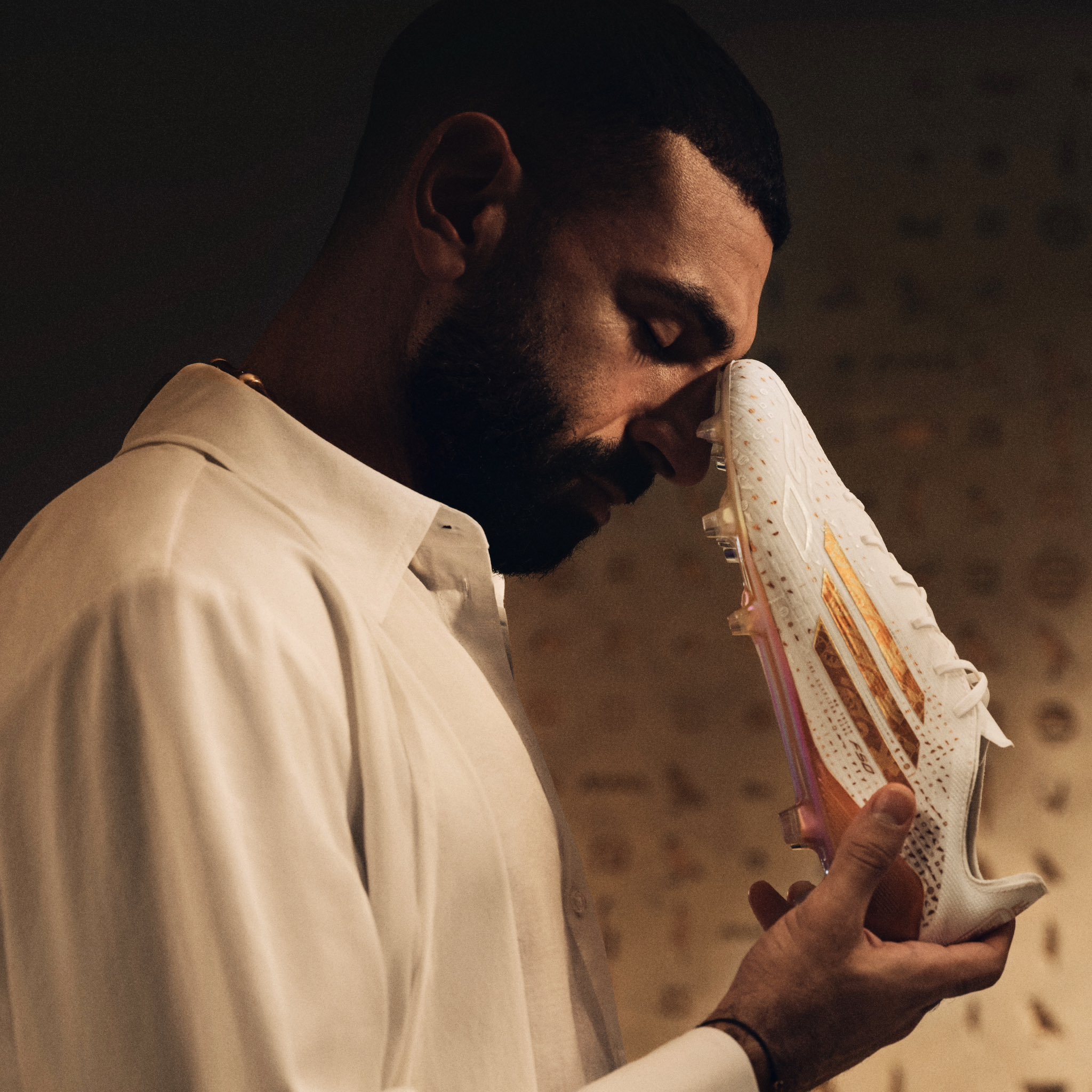 أديداس تكشف عن حذاء خاص مستوحى من التراث المصري سيرتديه محمد صلاح في كأس أمم أفريقيا 