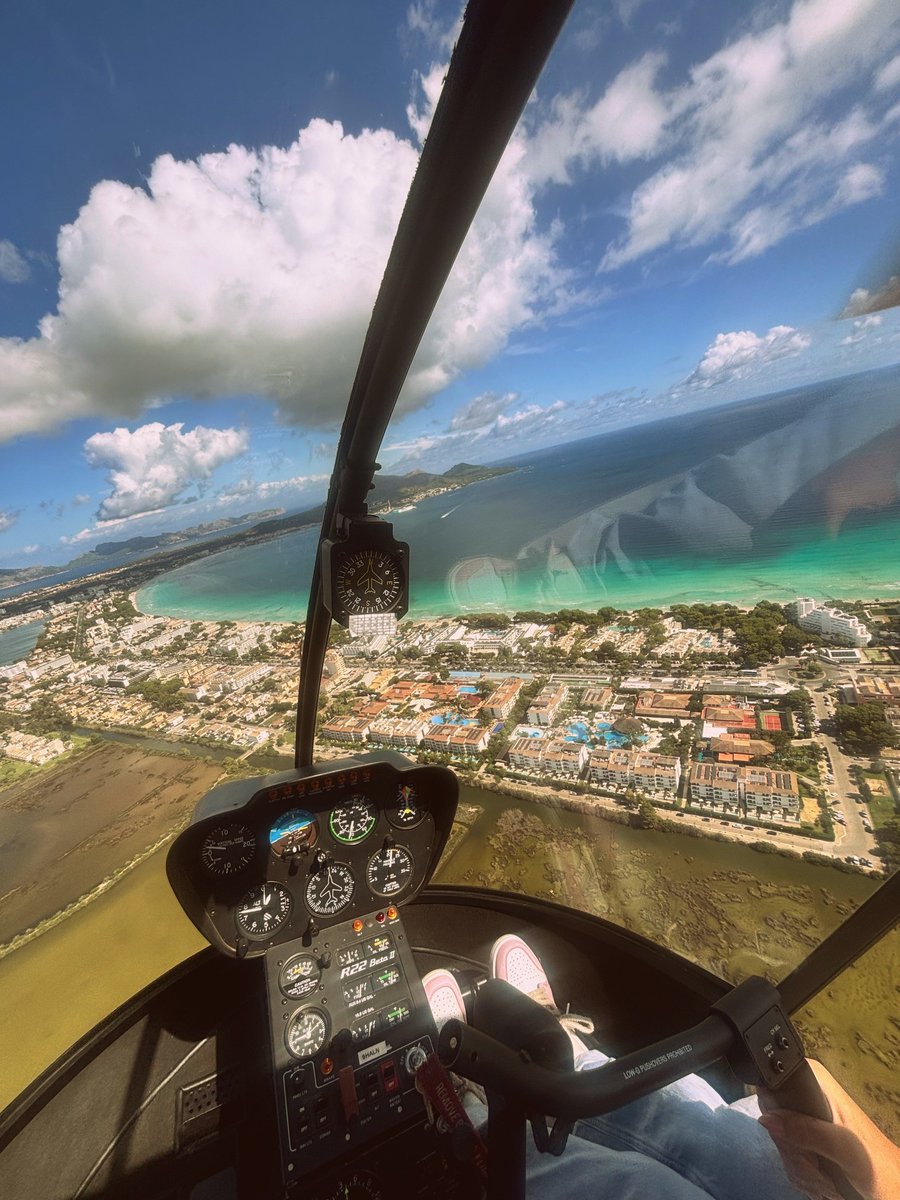 𝗡𝗢𝗔 (and sister Chloë!) became a fully-fledged 𝗛𝗘𝗟𝗜𝗖𝗢𝗣𝗧𝗘𝗥 𝗣𝗜𝗟𝗢𝗧 with us this year, and we're delighted to see that little sis 𝗜𝗦𝗜 may be catching the bug too... 😍
thehelicoptercentre.com/vouchers

#experiencegift #christmas2025 #helicoptertour #helicoptermallorca