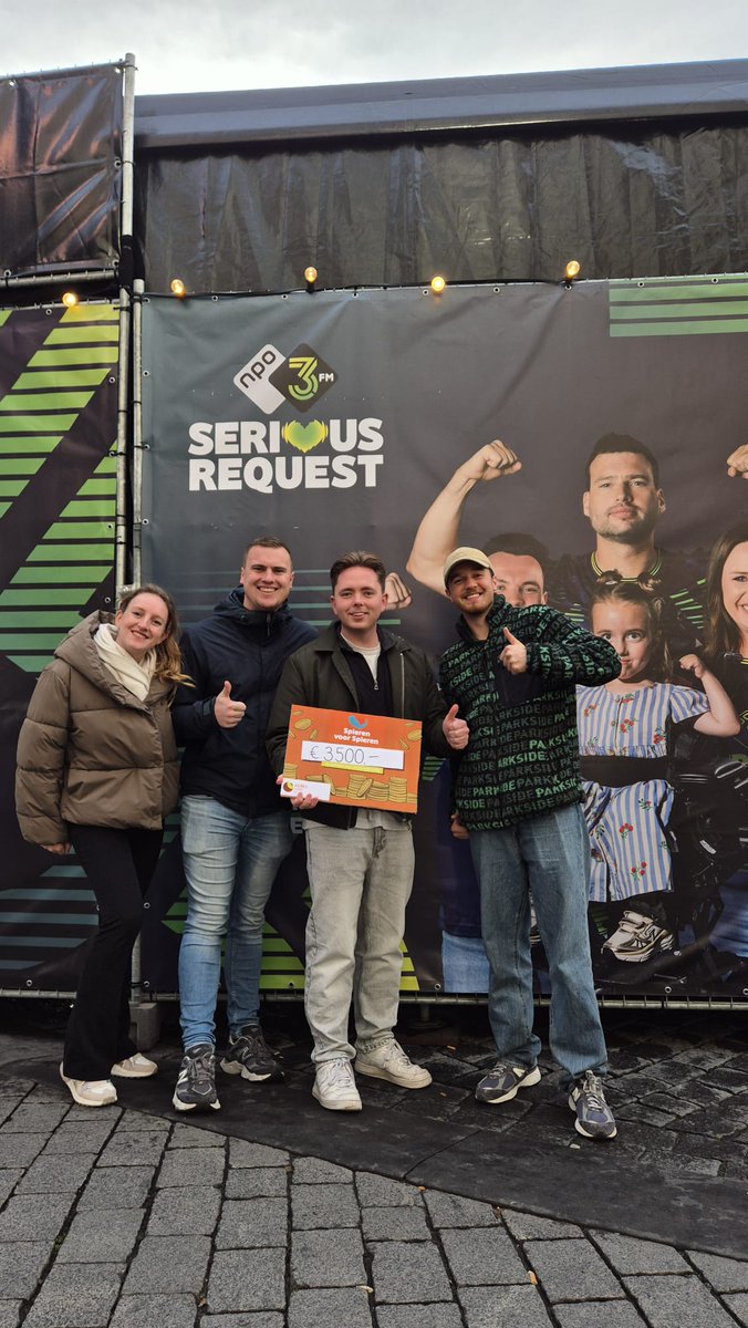 Trots op mijn leerlingen en collega's van <a href="/AeresEde/">Aeres VMBO & MBO Ede</a> dat zij €3500 hebben opgehaald voor <a href="/SpierenvSpieren/">Spieren voor Spieren</a>. Zojuist hebben zij het #GlazenHuis bezocht met een cheque.

#aeresvmboede #Aeres #kerstmarkt #burgerschap