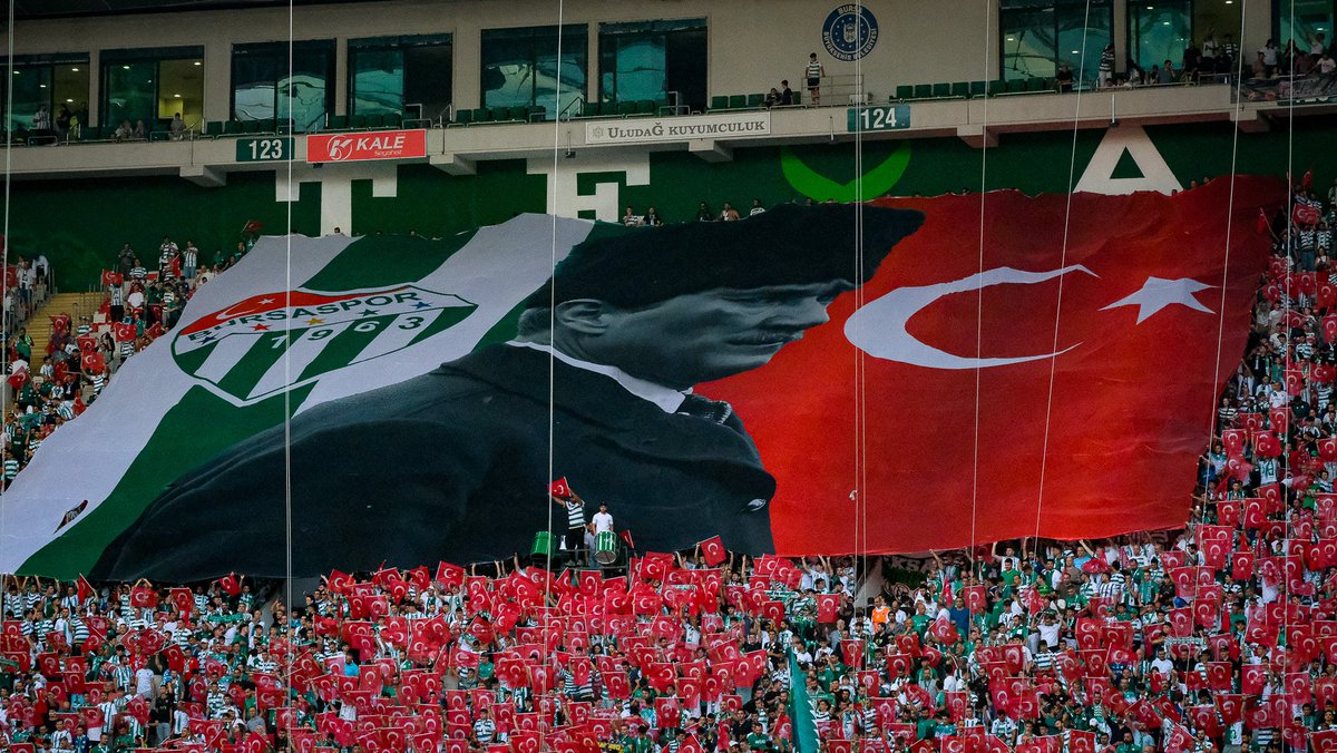iokanozkan's tweet photo. Bursaspor'umuzun tribünlerinden Leyla Zana'ya küfürlü tezahürat yapılması yanlıştır ve yakışmamaktadır.

Memleketim Bursa'da Türklerle Kürtler hep kardeşlik içerisinde yaşamıştır. Bu şehrin derdi Kürtlerle veya kadınlarla değil, bölücülükledir. Taraftarın vatansever duyguları yanlış ve kötü bir tezahüratla yer bulmuştur ve bu olayın savunulacak bir tarafı yoktur.

Bursa, Türkiye'nin en çok göç alan şehirlerinden biridir. Bursaspor, her etnik kökenden ve her mezhepten vatandaşlarımızın tribünlerinde yer aldığı bir takımdır.

Bu münferit tezahüratı fırsat bilerek Bursa'nın ve Bursaspor'un vatanseverliğini hedef almak kabul edilemez! Türk futbolunun 5. büyüğü Bursaspor'u ve onu yaratan Türkiye'nin 4. büyük şehri Bursa'yı ırkçılıkla, faşistlikle, kadın düşmanlığıyla suçlamak akıl dışıdır.

Bursaspor taraftarının ve Bursa halkının kırmızı çizgisi Türkiye'nin bağımsızlığı ve Türk milletinin bölünmez bütünlüğüdür.