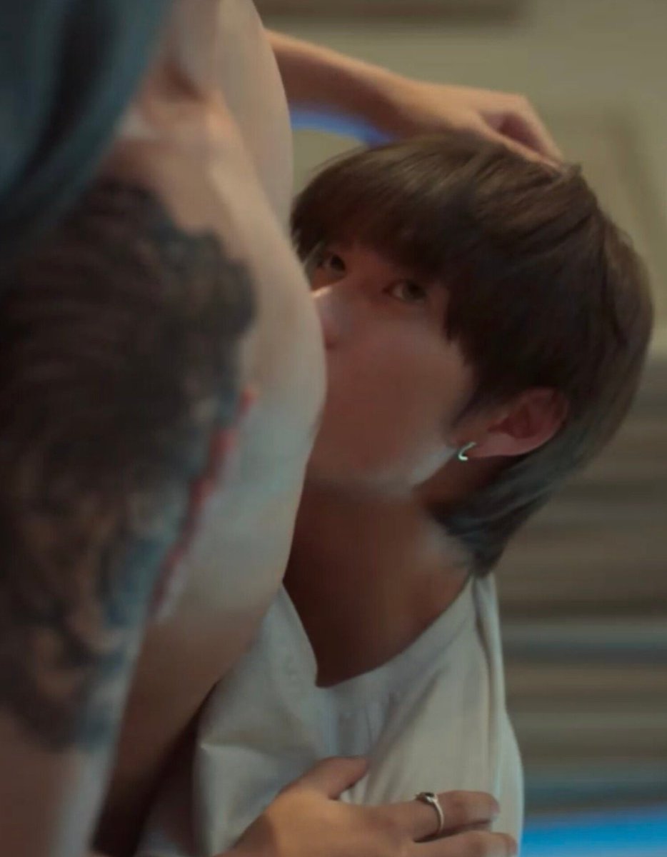 ชาร์ลี                                  ธูป 

ทั้งคู่ชอบดื่มนมของภรรยาตัวเอง 

SINGSA LATAI EP8

#สิงสาลาตายEP8