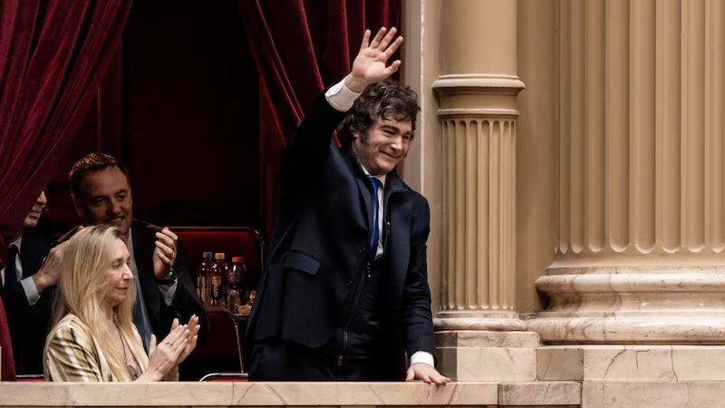 franaldaya's tweet photo. PICOS DE DESEMPLEO TRIMESTRAL EN ARGENTINA DESDE ALFONSÍN

-Raúl Alfonsín: 7,6% a finales de 1989.
-Carlos Menem: 18,4% en 1995.
-@eduardoaduhalde: 20,8% en 2002.
-Fernando de la Rúa: 18,3% en 2001.
-Néstor Kirchner: 17,3% al inicio de su mandato en 2003.
-@CFKArgentina: 8,1% cuando asumió. Luego, el Indec mantuvo intervenido y no publicó datos confiables.
-@mauriciomacri: 10,6% en 2019.
-@alferdez: 13,1% en el segundo trimestre de 2020 (pandemia).
-@JMilei: 7,9% en el primer trimestre de 2025.

Contexto clave: 
La tasa cayó al 6,6% en el tercer trimestre, el nivel más bajo del año; el máximo con Milei es uno de los menores en cuatro décadas comparado con los picos de otros Gobiernos argentinos.

*Profundizá, acá: 
Baja el desempleo en Argentina: qué explica la mejora y cuáles fueron los picos desde Alfonsín https://t.co/jMFSF466Ds