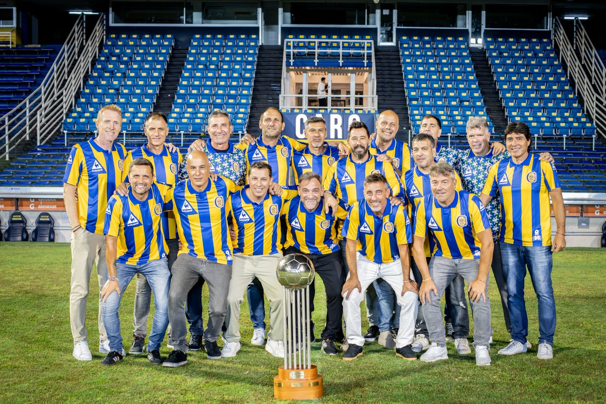 RosarioCentral's tweet photo. Desde 1995 para siempre⭐️🇺🇦

A 30 años de la obtención de la CONMEBOL, el Club recibió a los campeones en el Gigante para un cálido reencuentro. https://t.co/rJjfR3M8fR