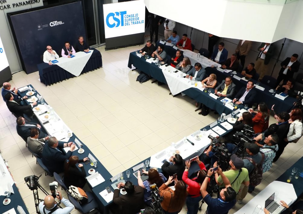 PrensaMiTrabajo's tweet photo. Durante la presentación de las acciones 2025 del @CSTelsalvador, se destacaron avances en áreas estratégicas como la reactivación económica, la transición hacia la formalidad, el desarrollo del talento humano y la generación de empleo decente. https://t.co/5nZnOMN9RO