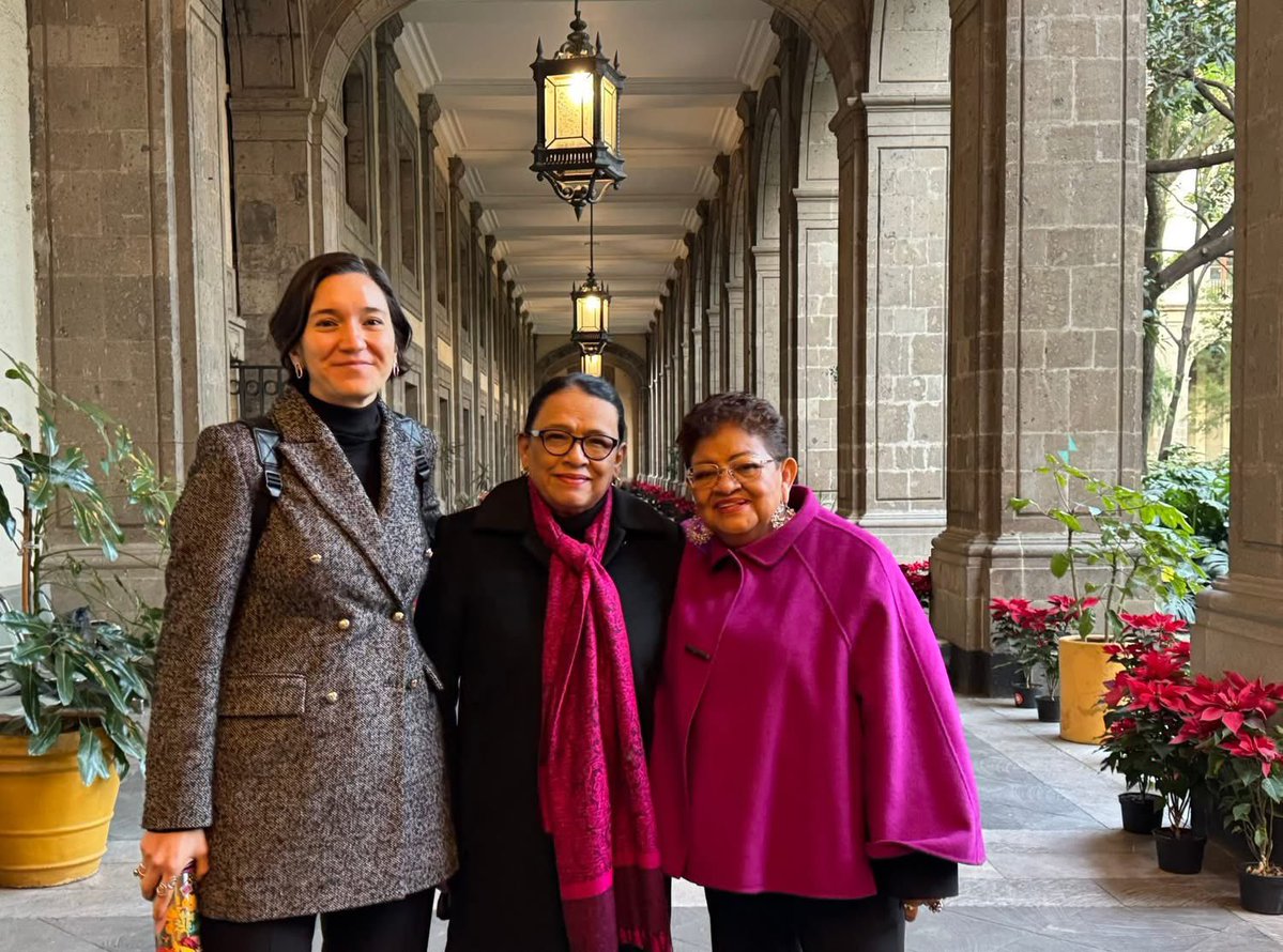 Una vez más, participé en los trabajos del Gabinete de Seguridad, que encabeza la Presidenta, <a href="/Claudiashein/">Claudia Sheinbaum Pardo</a>.
En la foto me encuentro junto a la Secretaria de Gobernación, <a href="/rosaicela_/">Rosa Icela Rodríguez Velázquez</a>, y <a href="/Maffiguer/">Marcela Figueroa</a>, titular del Secretariado Ejecutivo del Sistema Nacional de Seguridad Pública.