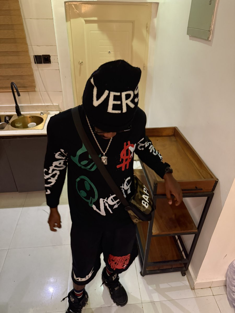 adlomooba's tweet photo. mama say she know say i dey pack am e dey show 🤑 https://t.co/jLDyAEkUlx