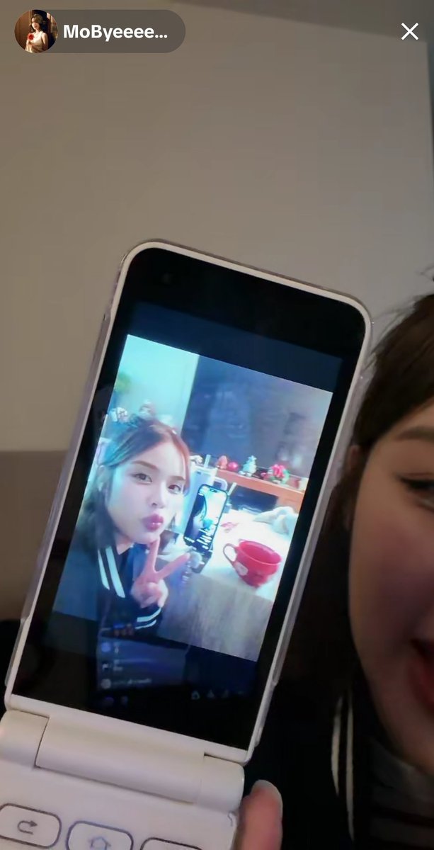 MOBYE_Fanbase's tweet photo. #MOBYE Live on Tiktok 19.12.2025
-ไปถ่ายซีรีส์มาสนุกกว่าที่คิด ในกองทุกคนสนุกมาก จะมีถ่ายอีกทีปลายม.ค แสดงเป็นนางเอกมีแต่งลิเกด้วย
-น้องตีห้า 1 ล้านวิว จะมีเบื้องหลังให้ดู
-พรุ่งนี้ 6 โมงเย็นจะมี Vlog Christmas รอดูกันได้
-วันที่ 28 ธ.ค จะไปออกร้านขายของที่ Again and Again Market มีแม่กับพี่สาวไปช่วยด้วย
-วันนี้ได้รับเชิญไปงานอีเว้นท์ของ Stranger things ที่ทรงวาด เอาของที่ระลึกมาอวดแฟนๆ
-ได้โทรศัพท์ใหม่มา เลยเซลฟี่กับแฟนๆในไลฟ์