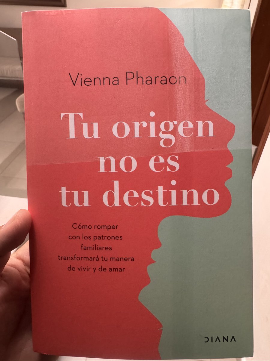 Lo que aprendí leyendo Tu origen no es tu destino

Durante mucho tiempo creí que había decisiones “personales”. Que lo que repetimos en la vida es porque queremos, porque somos así, porque “nos toca”.

Este libro me recordó algo más incómodo:
muchas de las cosas que repetimos no