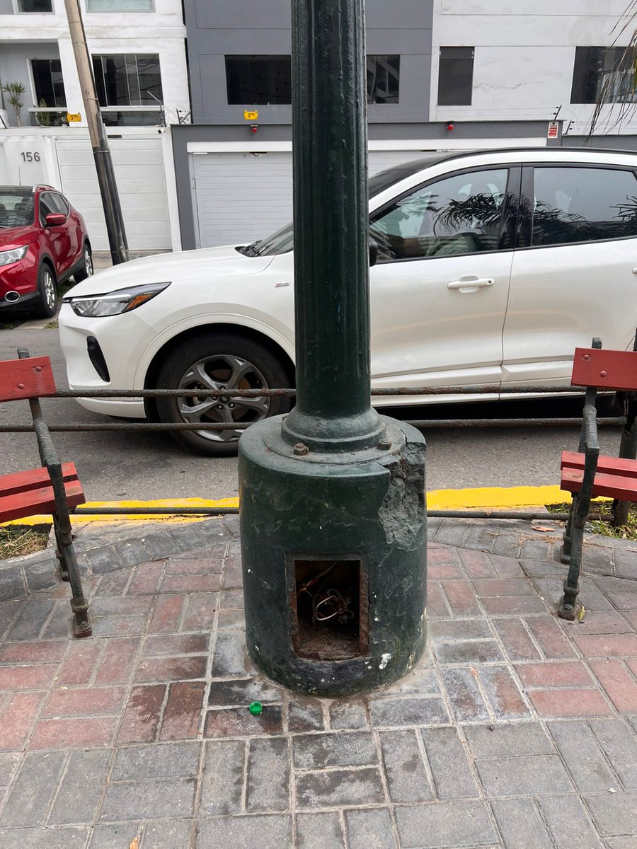 #Miraflores
#VecinoReporta
Estado de las bases de faroles en la Av Pardo.
<a href="/MuniMiraflores/">Muni de Miraflores</a>