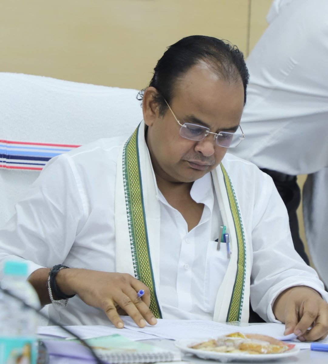 IrfanAnsariMLA's tweet image. झारखंड में महागठबंधन की सरकार का बड़ा और ऐतिहासिक फैसला

बिहार में महिला डॉक्टर डॉ. नुसरत प्रवीण के साथ हुई अमानवीय और शर्मनाक घटना ने पूरे देश को झकझोर दिया।
हिजाब खींचना सिर्फ एक महिला का नहीं, संविधान और इंसानियत का अपमान है।

झारखंड के लोकप्रिय मुख्यमंत्री आदरणीय हेमंत सोरेन…