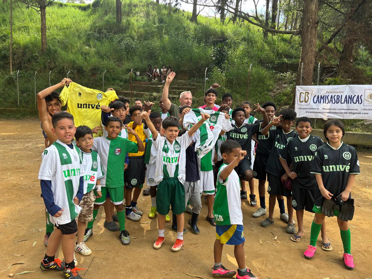 Oude FC-shirts krijgen een nieuw leven bij voetbalproject in Colombiaanse Medellin.  🟢⚪

Een bijzonder verzoek uit Colombia leverde een mooi verhaal op.

➡ fcgroningen.nl/nieuws/groen-w…