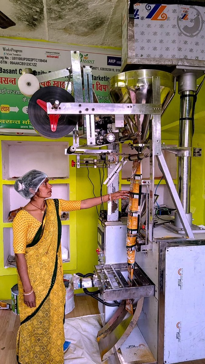 BasantFPO's tweet photo. बसन्त महिला FPO - ग्राम व पोस्ट बैदौरा, विकासखण्ड बबीना, जनपद झाँसी, उत्तर प्रदेश ने बाजार की बढ़ती माँग अनुसार अब 10 रुपया का पाउच लॉन्च किया है। यह पाउच महिलाओं द्वारा स्वचलित मशीन का उपयोग करके तैयार किया जा रहा है। 
@ActionAidIndia @AnuraagJhansi @sndeep @C9Khalid @dmjhansi1 https://t.co/I3y3hrBb5C