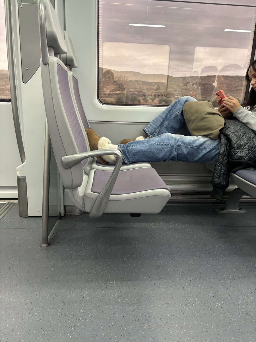 auchris44's tweet photo. ⁦@Renfe⁩ que necedad de la gente de subir los pies a los asiento. Vaya educación y respeto para los otros pasajeros. Madrid- Aranjuez https://t.co/2YjcNIci8Q
