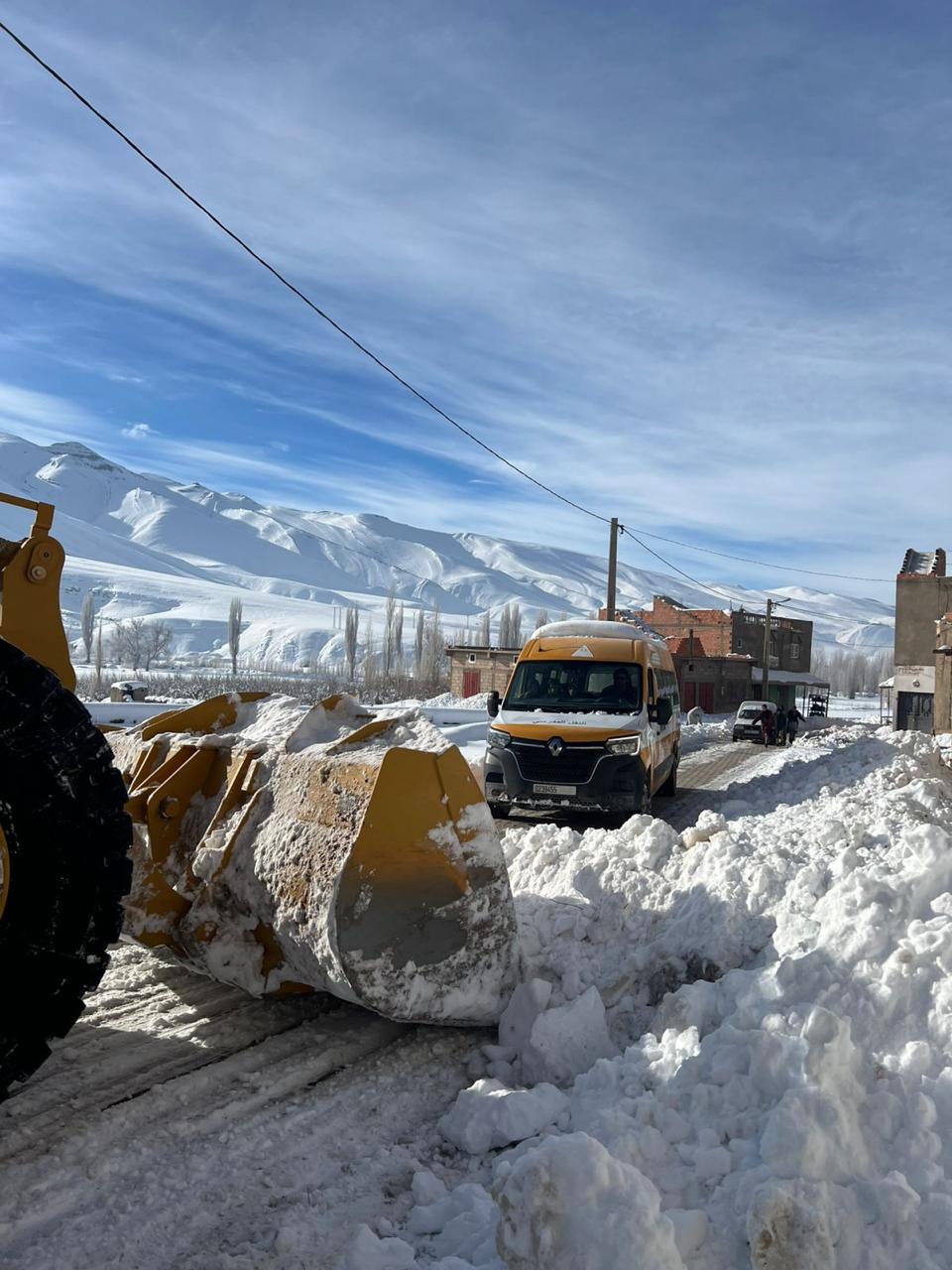 في ظل التساقطات الثلجية الكثيفة التي عرفتها المنطقة، السلطات المحلية بالجماعة الترابية تيلمي، بإقليم تنغير، تباشر عمليات ميدانية متواصلة لإزالة الثلوج وفتح المسالك الطرقية، عبر تعبئة مختلف الآليات والمعدات اللوجستيكية المتوفرة 