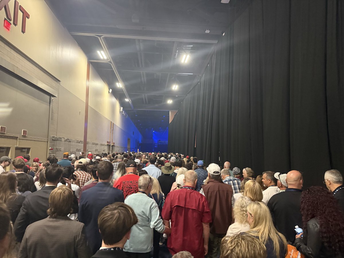 ZennnJenn's tweet image. People were upset about not getting in to the main Hall for the speakers last night but I can tell you after 16 years trying to get in to Hall H at San Diego Comic Con this was pale in comparison #amfest2025 #amfest #longlines