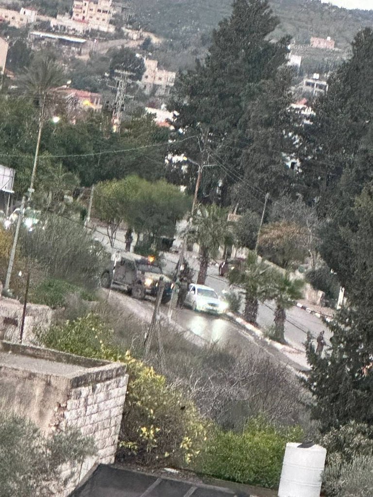 MagicalM999's tweet photo. 📍Israeli occupation forces conduct a raid in the town of Arraba, south of Jenin, setting up checkpoints and stopping Palestinian vehicles.

This comes amid ongoing military operations in the northern West Bank.

#WestBank #Jenin #Palestine #Israel #Arraba https://t.co/BqCBYuMjZ5