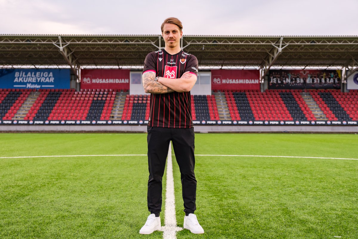 vikingurfc's tweet photo. Kæru Víkingar, við erum komin í hátíðarskap og það gleður okkur að tilkynna að Elías Már Ómarsson hefur skrifað undir 3 ára samning við knattspyrnudeild Víkings.  ❤️🖤

Sjá nánar:
https://t.co/z55ICkUQ7D https://t.co/U51euKBt2d