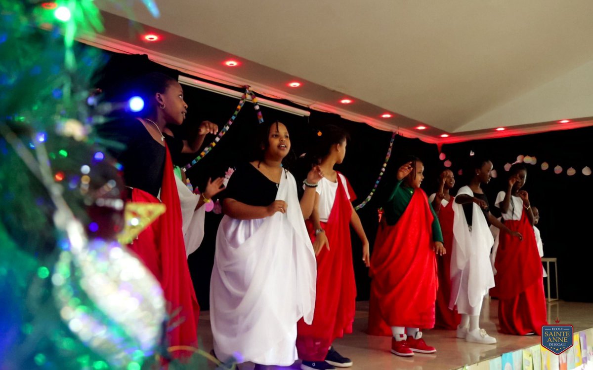 ESAK_Rwanda's tweet photo. 🎄🎤🥁Les élèves de l’@ESAK_Rwanda racontent #Noël en danses, chants et théâtre durant le Marché de #Noël.
Autour de la scène, les parents découvrent avec fierté les créations réalisées par les élèves eux-mêmes.
#JoyeuxNoël https://t.co/Vhzf7G7RMz