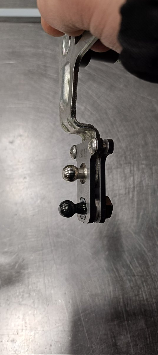 ColtRCult's tweet image. 【Z27AGコルト 横軸ショートシフト化ブラケット】
3セット テストで販売します。

1セット 7000円

動画1つ目が純正状態
2つ目がショートシフトブラケット装着時

体感かなりショートになります。
取付にはシフトユニットの削り加工（ブラケット干渉部分）が必要になります。

購入希望はDMまで🙌