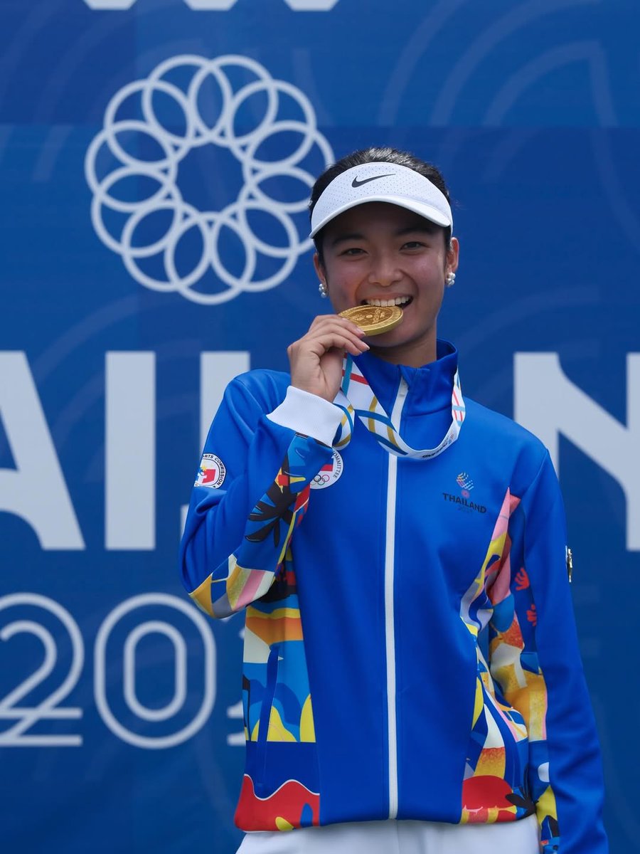 lerreyn's tweet image. Pasalubong sa bayan mula kay Alex Eala. 🥇

📸 alex.eala IG update