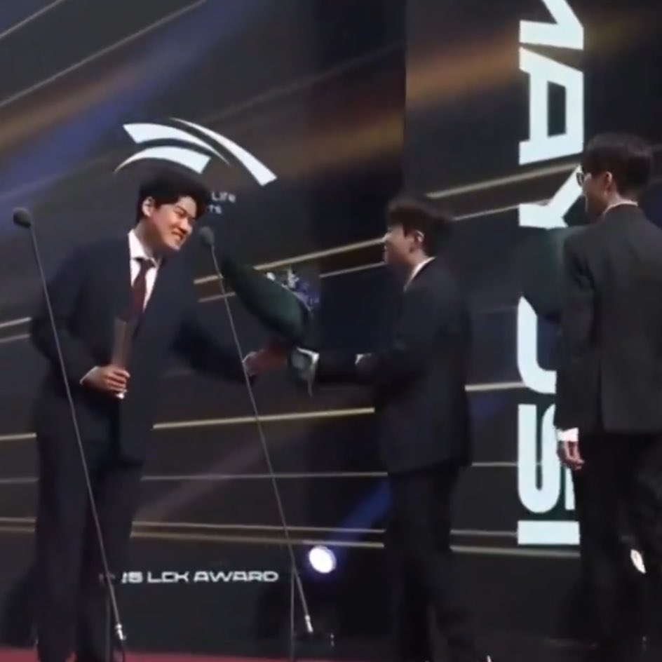 orul82_tdcs's tweet photo. Minseok the first to hand Minhyung a bouquet…Minhyung the last to hand Minseok a bouquet…I’m not ok… https://t.co/JW0Nxf0uCg