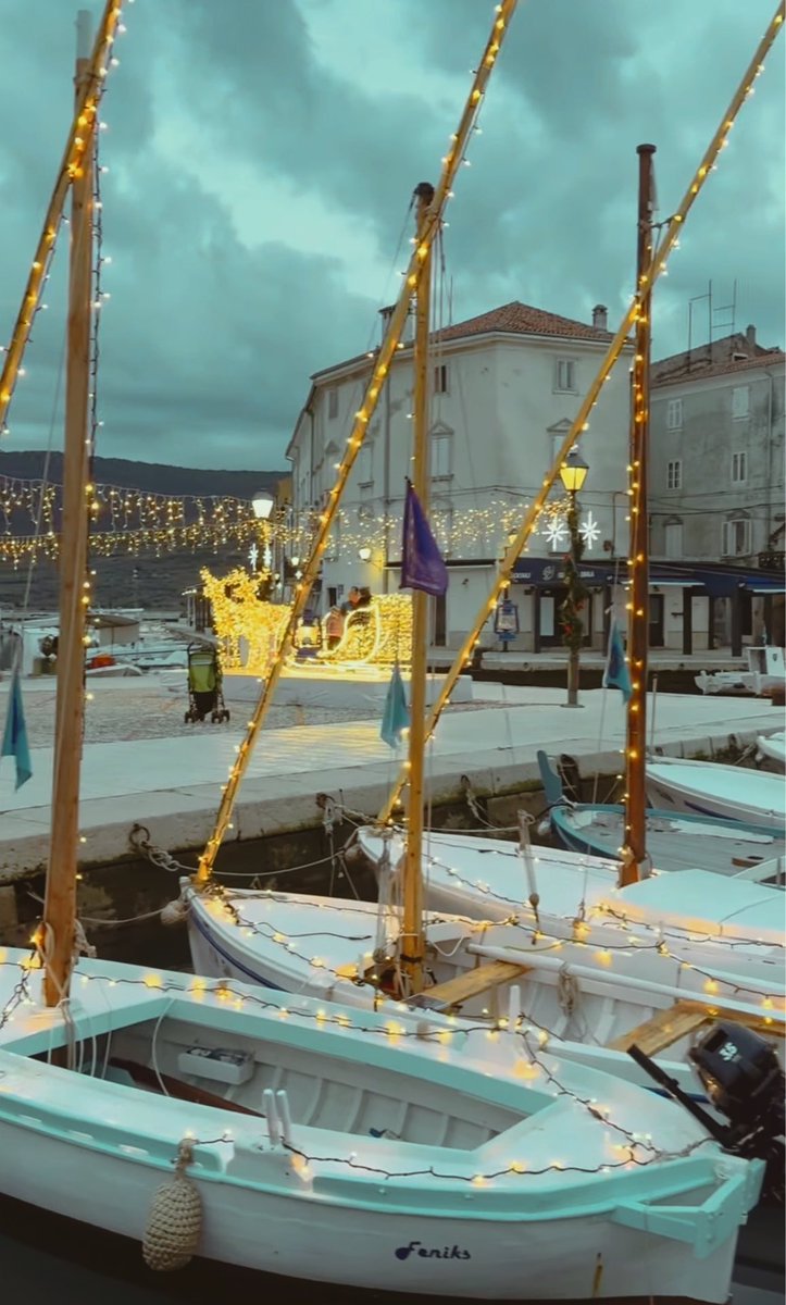 Koliko volim u Dalmaciji kad okite katarke brodica lampicama pa svetli more