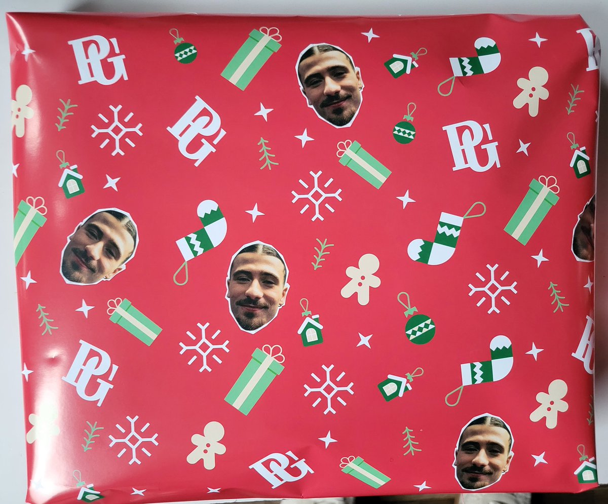 JujuFanShip's tweet image. Emballer mes cadeaux avec la tête de #PierreGarnier c'est hilarant! 😆 J'adore l'idée ! 🎅 🎄