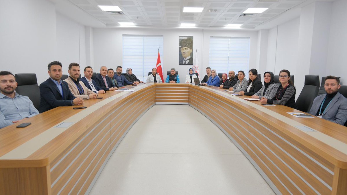 Aksaray Eğitim ve Araştırma Hastanesi’nde, 2025 yılı boyunca sunulan sağlık hizmetlerinin kapsamlı şekilde değerlendirildiği, 2026 yılına yönelik hedef, strateji ve planlamaların belirlendiği Genel Değerlendirme ve Planlama Toplantısı gerçekleştirildi.

aksarayism.saglik.gov.tr/TR-370265/aksa…