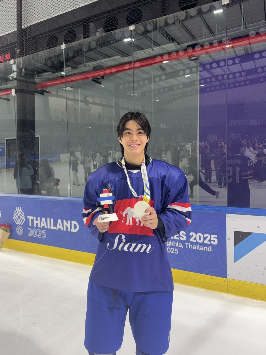 🏒ขอแสดงความยินดีกับนักกีฬาฮอกกี้น้ําแข็ง ทีมชาติไทยและ “คิน - ธนชัย” 

🥈ที่คว้าเหรียญเงิน จากการแข่งขันฮอกกี้น้ำแข็ง ประเภททีมชาย ในกีฬาซีเกมส์ครั้งที่ 33 🏆

#SEAGAMES2025 #ซีเกมส์ครั้งที่33
#IceHockeyThailand
#KinThanachai <a href="/Kinn_ts/">Kin Thanachai</a> 
#GMMTV