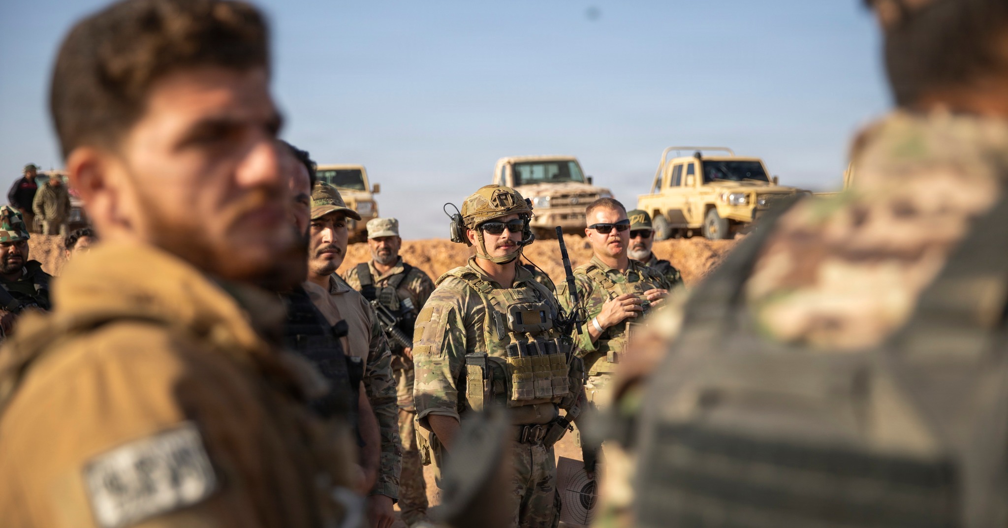 عملية العزم الصلب: تدرّبت القوات الشريكة السورية وأعضاء التحالف على ميدان للرماية. وتُعدّ مثل هذه التدريبات ضرورية لمهمتنا، إذ تمنحنا الكفاءة والجاهزية المطلوبة. ويواصل التحالف الدولي تعزيز قدرات الشركاء والحفاظ على الأمن والاستقرار في المنطقة 