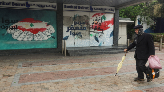 لبنان يعتزم إعلان مشروع قانون يهدف إلى توزيع الخسائر المالية بين المتضررين 